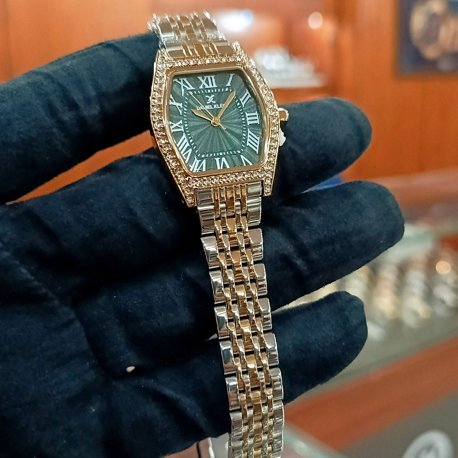 Daniel Klein Green Roman dial