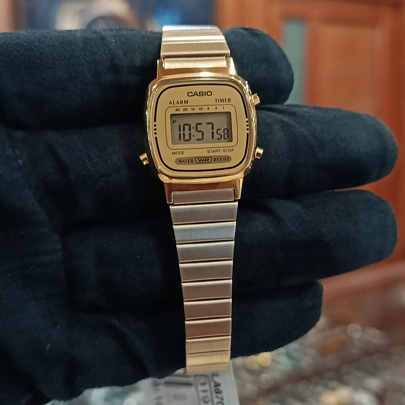 LA670WGA-9 Casio retro mini