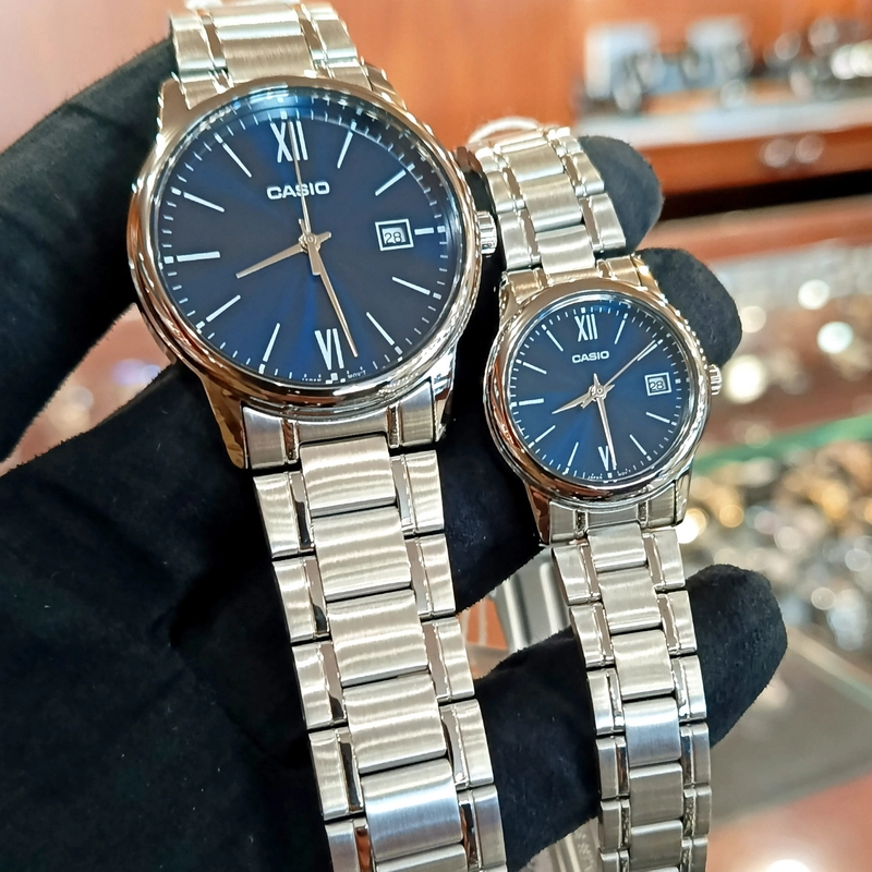 V002D-2B3 Casio pair watch